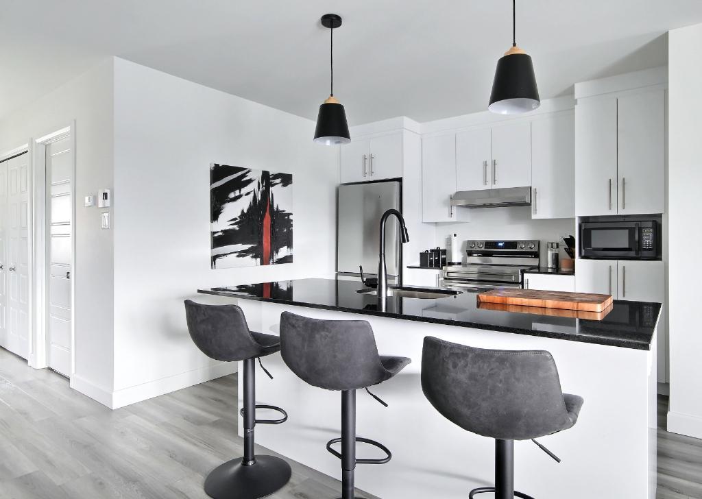 Superbe logement 4 1/2 + bureau à St-Nicolas, 2ème étage, climatisé, 2 STATIONNEMENTS EXTÉRIEURS INCLUS, LIBRE LE 1ier février 2026. | 3187414