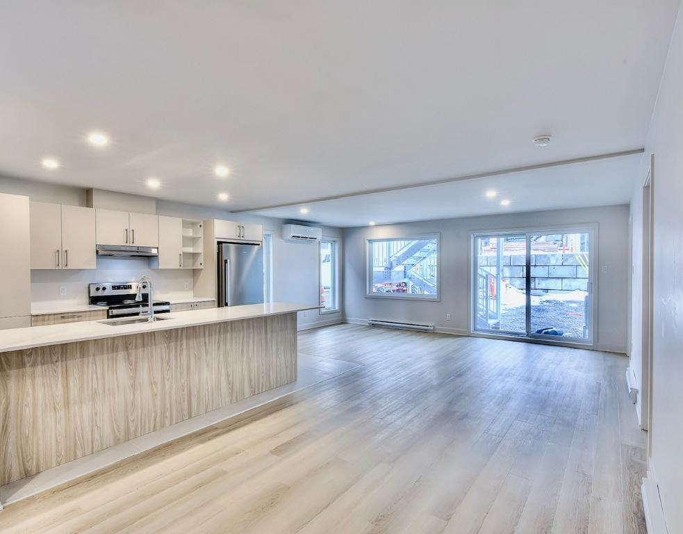 CONDO 5 1\2 FLAMBANT NEUF + 5 ÉLECTRO INCLUS + GRAND BALCON + STATIONNEMENT | 3183549