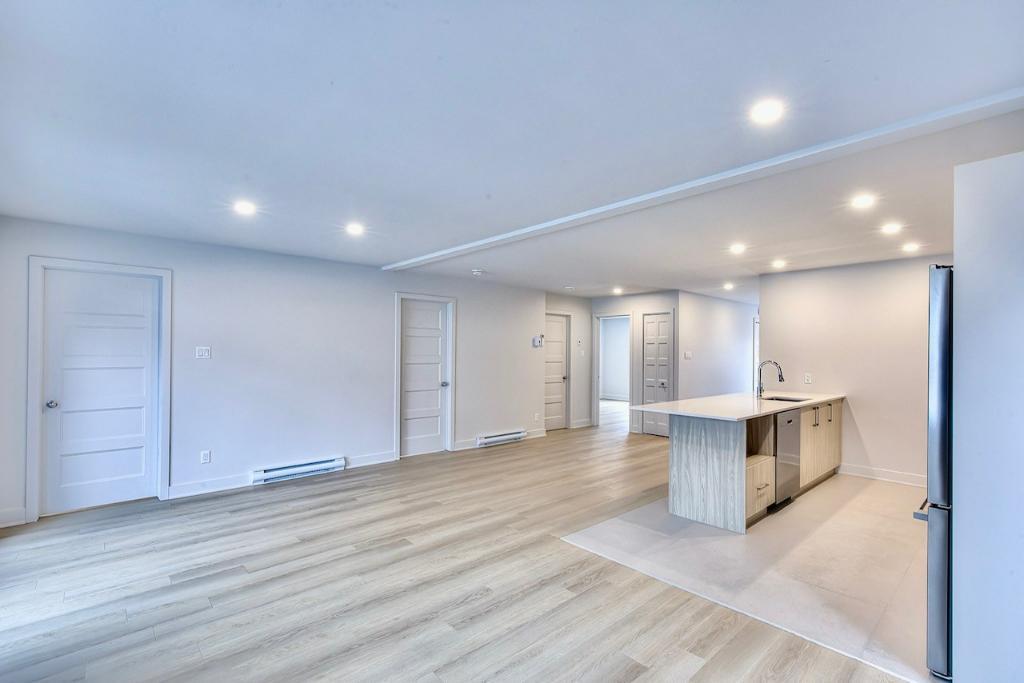 CONDO 5 1\2 FLAMBANT NEUF + 5 ÉLECTRO INCLUS + GRAND BALCON + STATIONNEMENT | 3183549