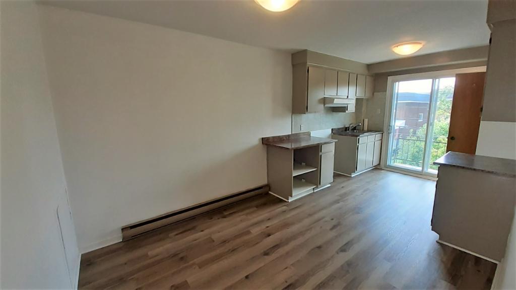 N-Rosemont 4.5 HAUT TRIPLEX près de tout; pas besoin de voiture! | 3183681