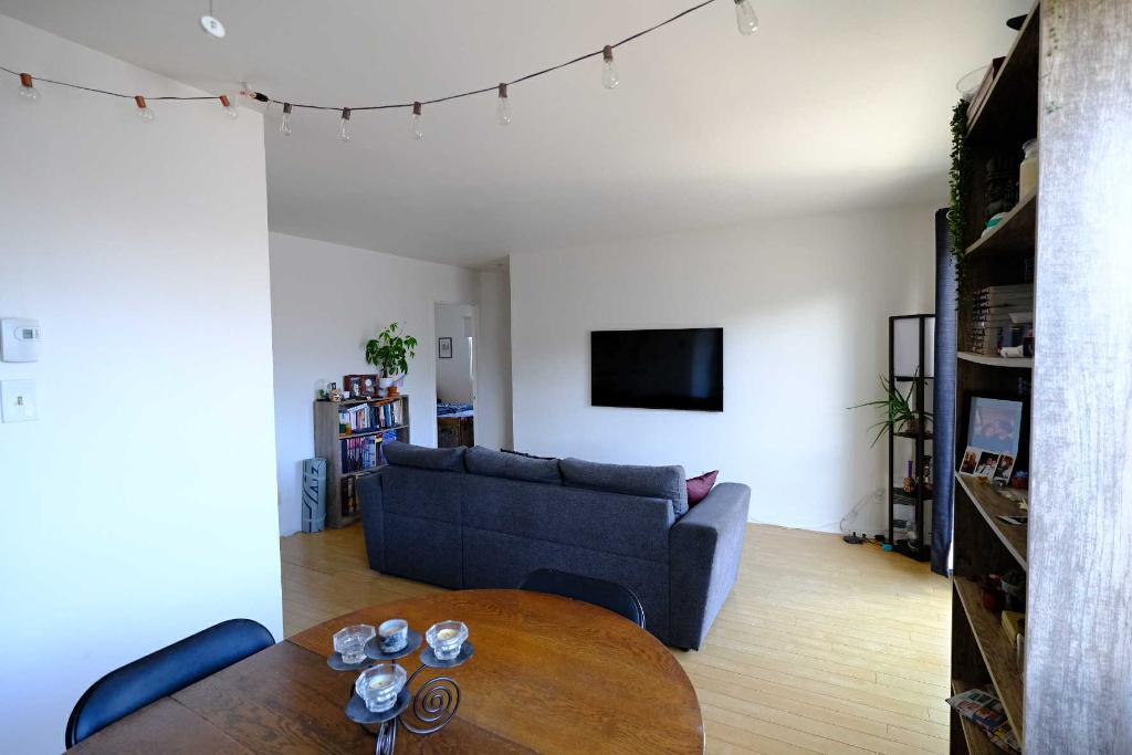 GRAND 4 1/2 ** DÉCEMBRE/JANVIER ** À PIED MÉTRO MONTMORENCY + BEAU SECTEUR + ENDROIT PAISIBLE + LAISSEZ-MOI VOTRE NOM ET TÉLÉPHONE | 3184033