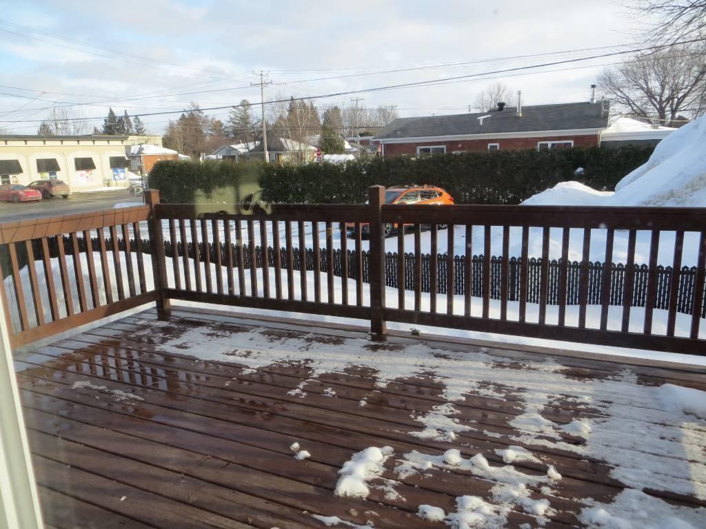 Logement à louer 6 1/2 sur 2 étages (Sous-sol et RDC). Propre et tranquille, on vient de le peinturer au complet en blanc, près de tout les services. | 3184947