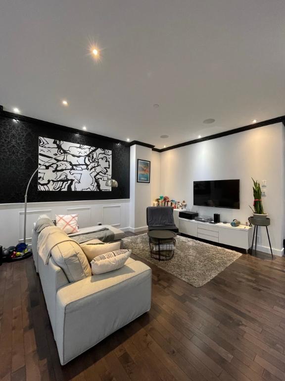 Condo luxueux et bien localisé à louer (Disponible) / Luxurious Condo well located condo for rent (Available) | 3185021