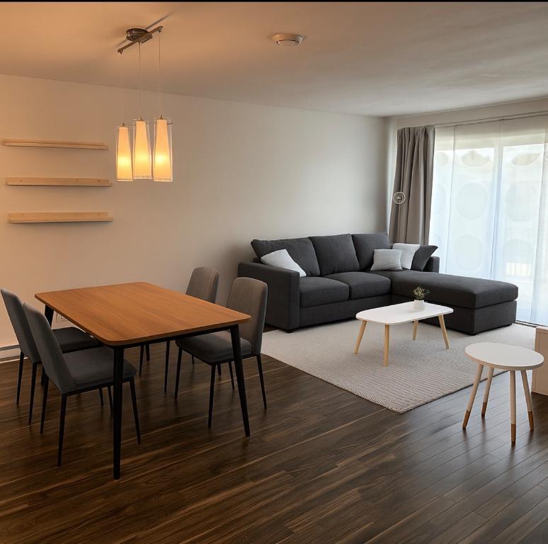 Condo 4 1/2 + Den à louer | Disponible Immédiatement | 3185350