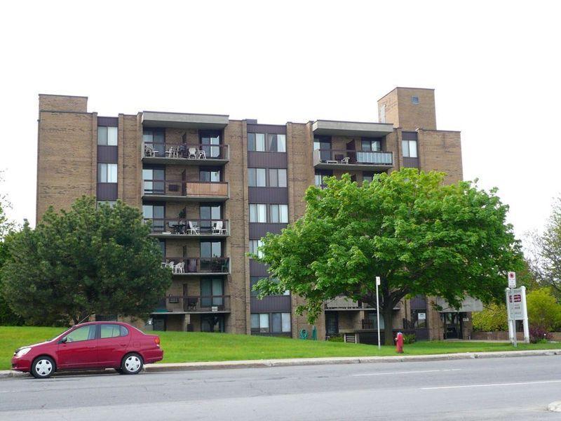 Laval 4 1/2 - MontMorency, Chauffé, Ascenseur, Béton | 3186513