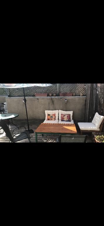 Un beau unique style de 5 1/2 presqu'a 1200pc, plein cœur sur de la promenade Masson avec une grande terrasse privée à l'arrière incluant un cabanon. | 3188454