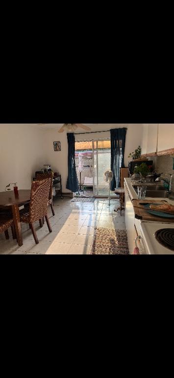 Un beau unique style de 5 1/2 presqu'a 1200pc, plein cœur sur de la promenade Masson avec une grande terrasse privée à l'arrière incluant un cabanon. | 3188454