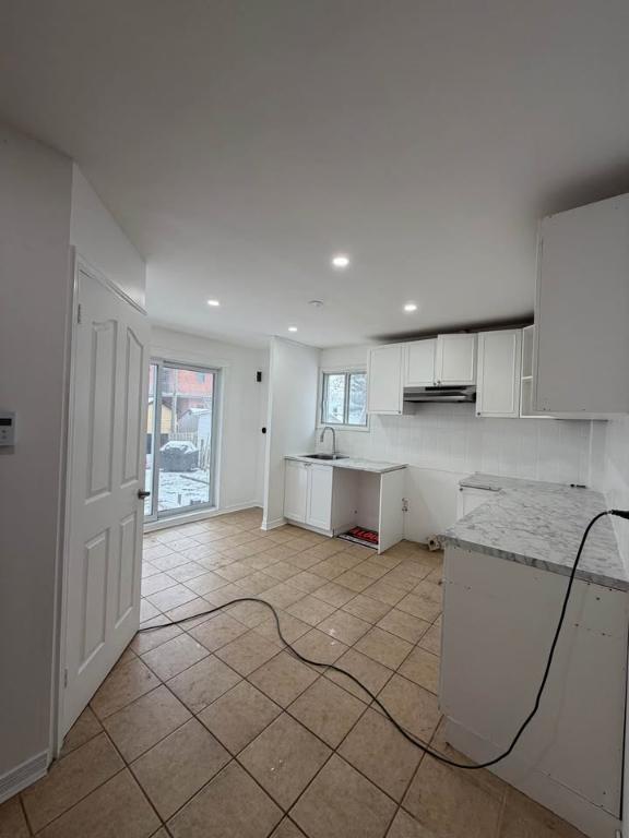 41/2 Metro Cartier Laval dispo maintenant internet stationnement, Loker, Thermopompe 1490$ | 3190259