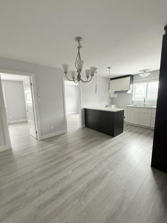 Grand 5½ rénové, 3 chambres, clim, 2 stationnements + rangement privé, dispo maintenant | 3190263