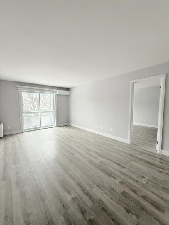 Grand 5½ rénové, 3 chambres, clim, 2 stationnements + rangement privé, dispo maintenant | 3190263