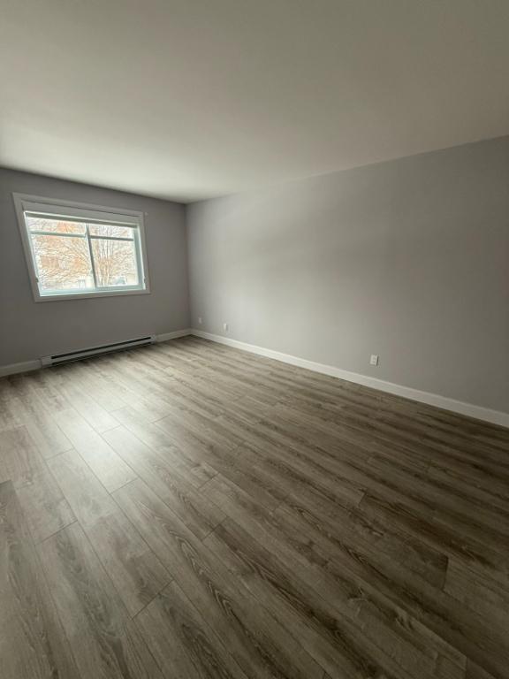 Grand 5½ rénové, 3 chambres, clim, 2 stationnements + rangement privé, dispo maintenant | 3190263