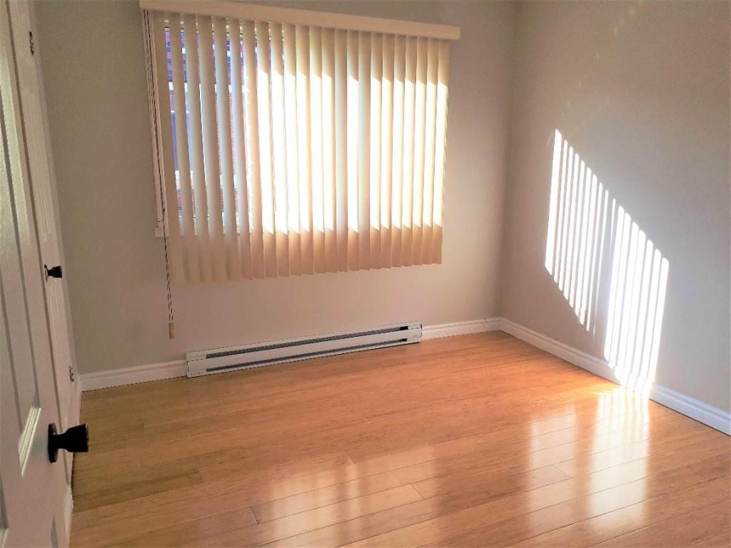 N-Rosemont Grand 4 1/2 Triplex 2e Étage près de tous les services | 3190871