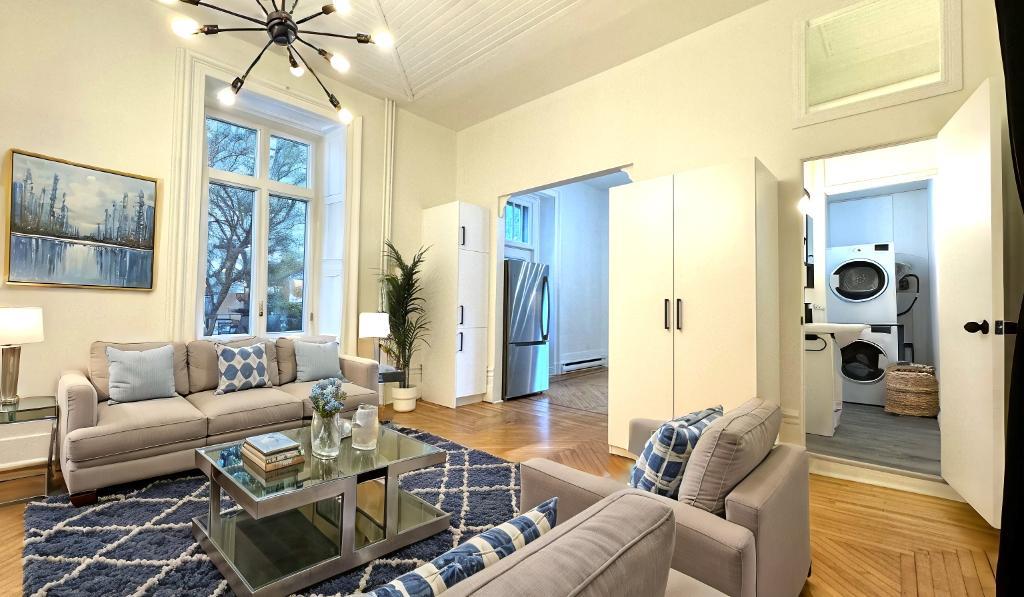 MAJESTUEUX 3 1/2 semi meublé dans un immeuble ancestral (LOGEMENT UNIQUE) | 3191843