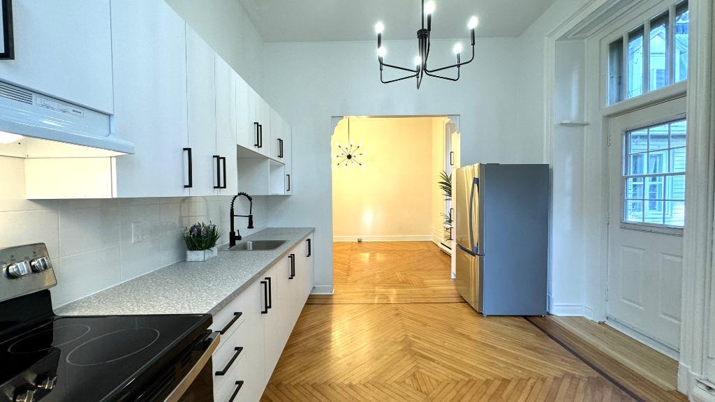 MAJESTUEUX 3 1/2 semi meublé dans un immeuble ancestral (LOGEMENT UNIQUE) | 3191843