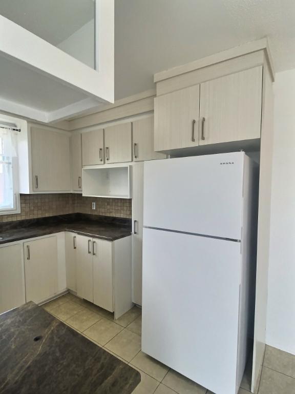 Saint Léonard- 4 1/2 2e étage semi meublé: cuisinière,frigo, table avec 6 chaises,matelas queen,rideau | 3192156