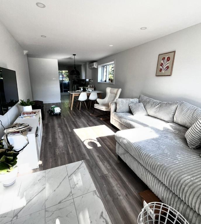 5 1/2, Ste-madeleine, bas de triple(demi-sous-sol), porte patio ,terrasse, cabanon, secteur sécuritaire, tranquille, près des services | 3192163