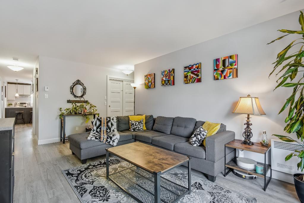 DISPO: Grand 5½ rénové, 2 stationnements, rangement, clim | 3192601