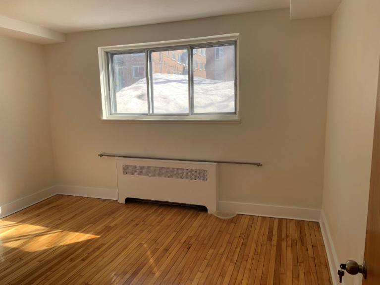 Superbe 4 ½ rénové avec grandes fenêtres | 3192630