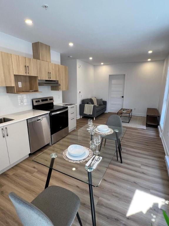 Neuf 5 1/2, électros et internet inclus! 6180 Vanier | 3192635