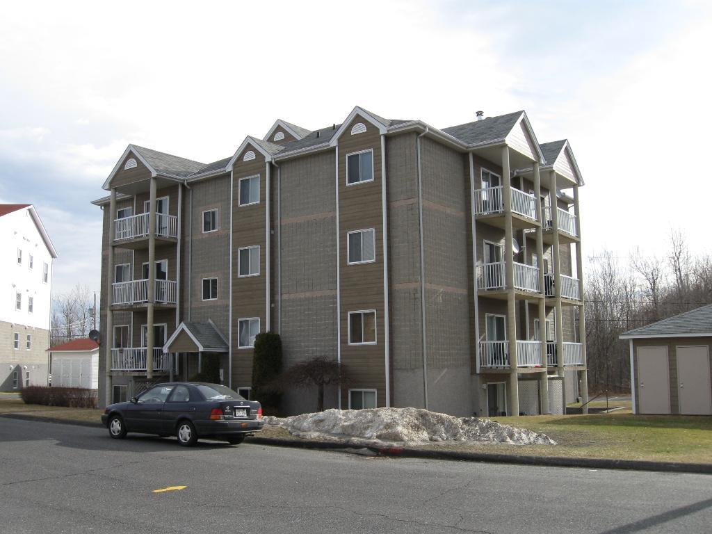 5 1/2 rénové demi sous sol bien éclairé dans 12 logements | 3192675