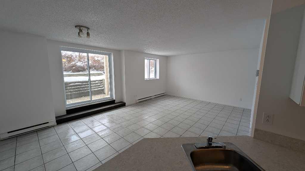 5 1/2 rénové demi sous sol bien éclairé dans 12 logements | 3192675