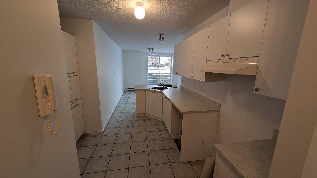 5 1/2 rénové demi sous sol bien éclairé dans 12 logements | 3192675