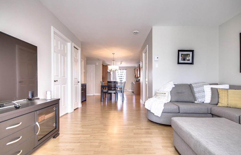 Grand condo 4 1/2 - Libre - Internet - Climatisation | 3192899