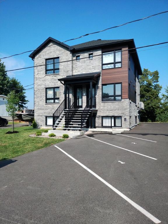 5 1/2, Ste-madeleine, bas de triplex, libre mars, porte patio ,terrasse, très bonne insonorisation, secteur sécuritaire, tranquille, | 3194169