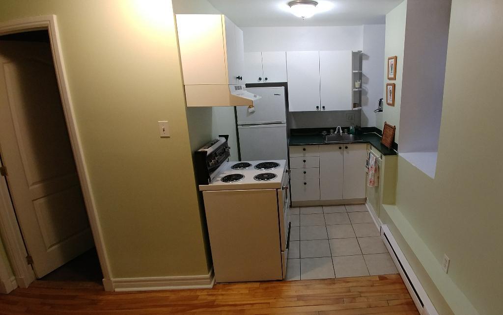 LIBRE IMMÉDIATEMENT - Grand 21/2 meublé, équipe, tout inclus, Métro Papineau | 3196661