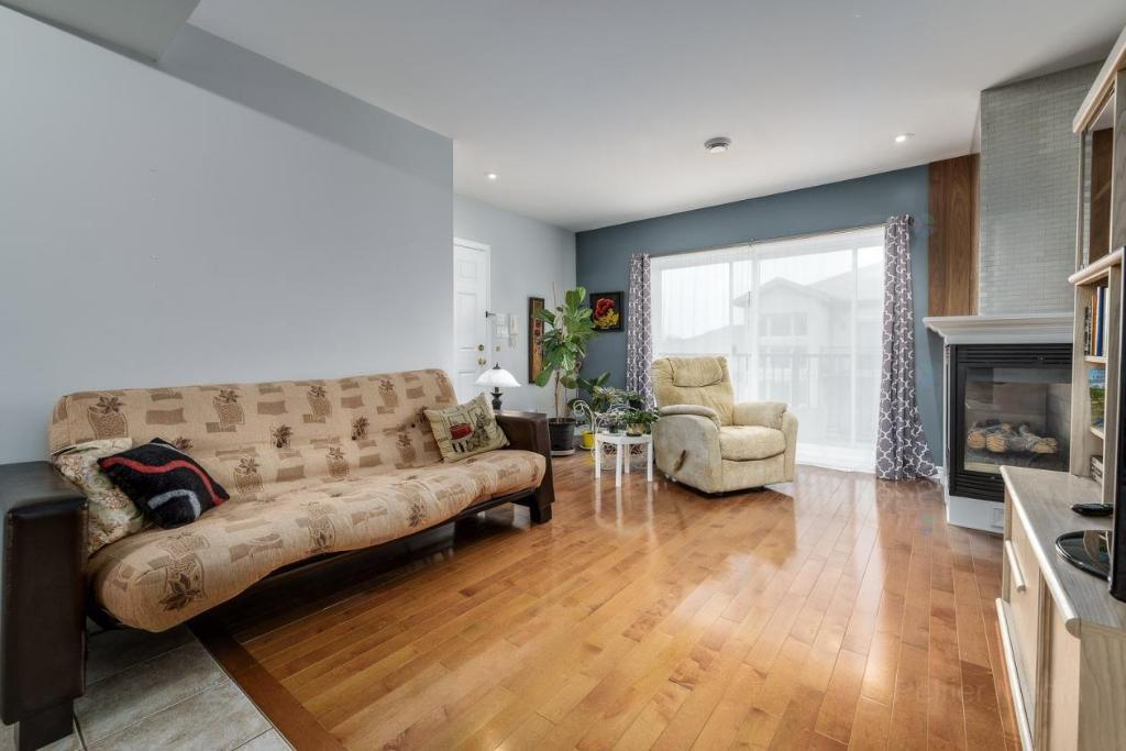 4 ½ semi-meublé au dernier étage - Top-Floor Semi-Furnished 2-Bedroom Apartment ** 2 parking spots inclus ** | 3200246