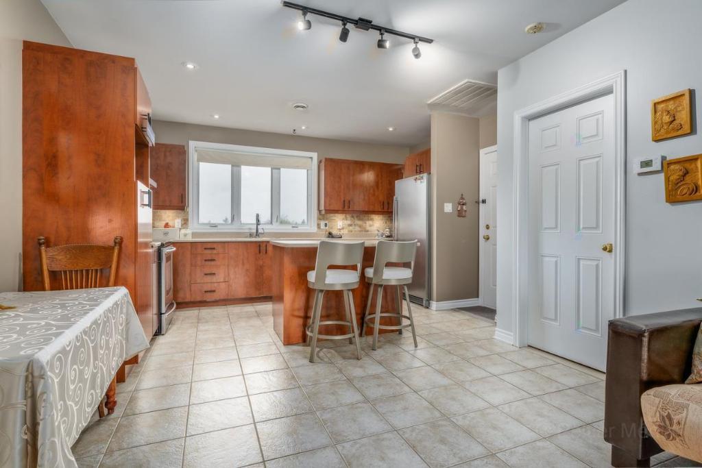 4 ½ semi-meublé au dernier étage - Top-Floor Semi-Furnished 2-Bedroom Apartment ** 2 parking spots inclus ** | 3200246