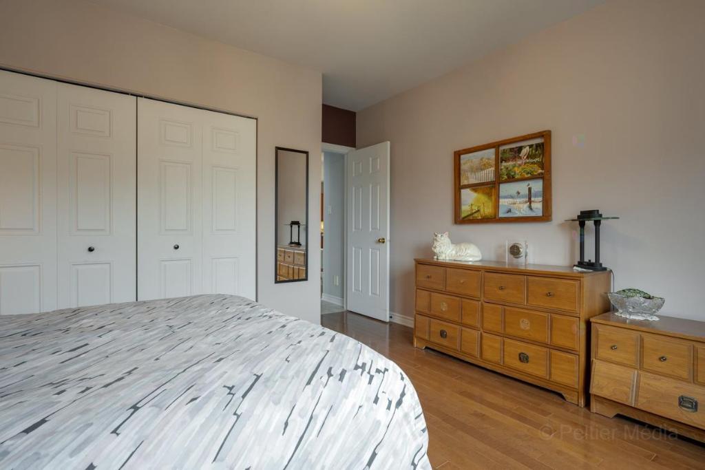 4 ½ semi-meublé au dernier étage - Top-Floor Semi-Furnished 2-Bedroom Apartment ** 2 parking spots inclus ** | 3200246