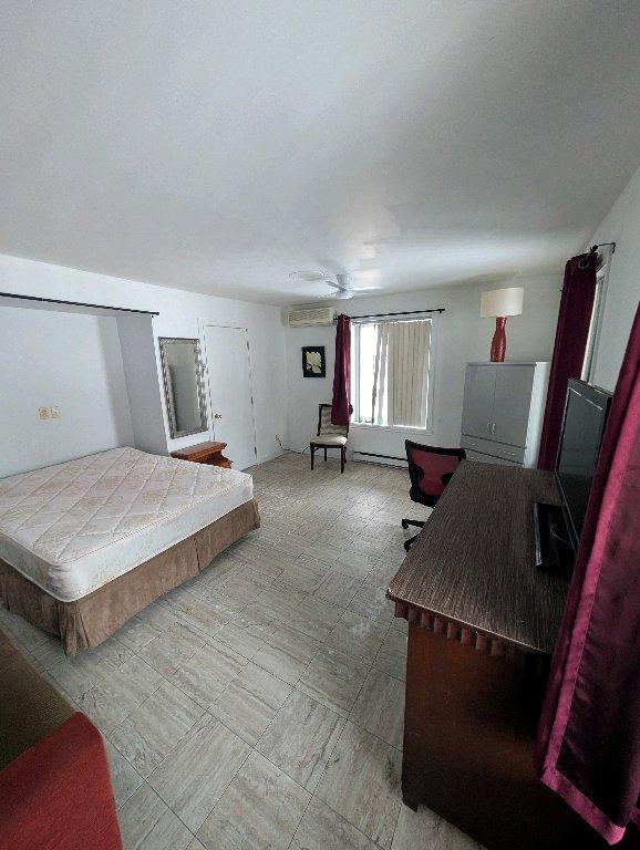 grande chambre avec un bureau | 3199804