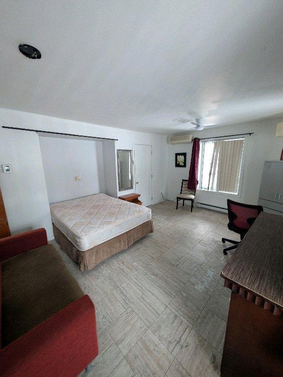 grande chambre avec un bureau | 3199804