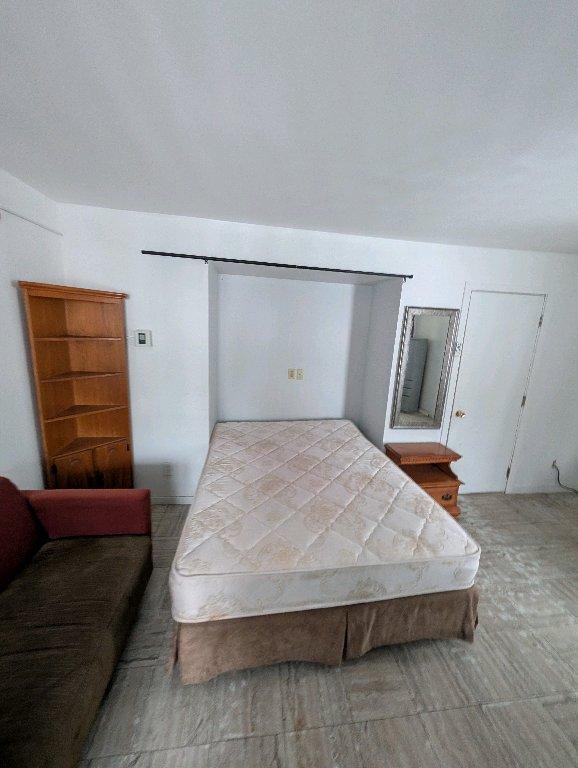 grande chambre avec un bureau | 3199804