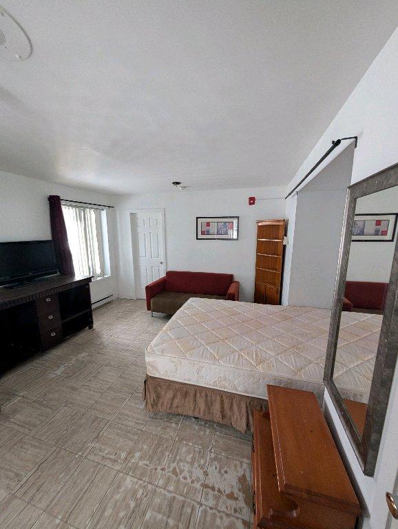 grande chambre avec un bureau | 3199804