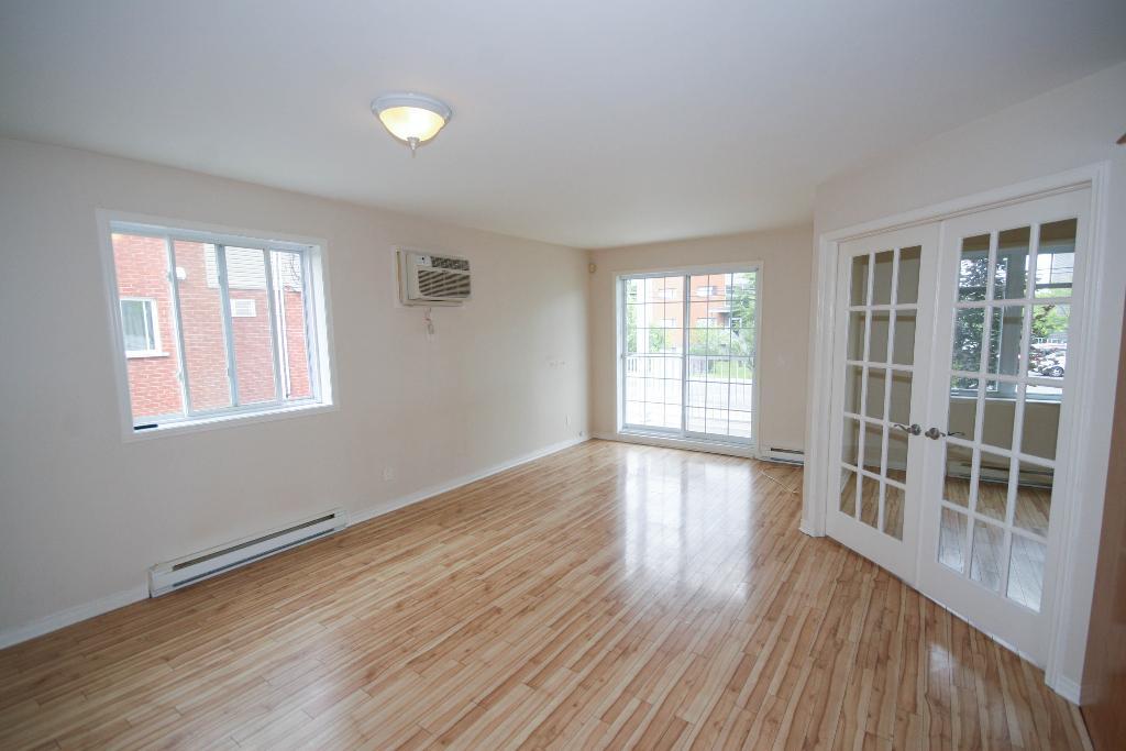 Condo, 5 1/2 Saint-Hubert, libre 1er mars 2026, Électricité inclu, Air climatisé | 3200193