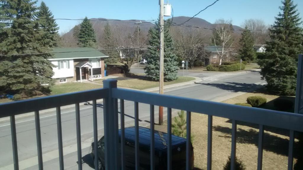 Beloeil grand 4 1/2 avec (2) stationnements déneigés ,entrée laveuse/sécheuse thermopompe, disponible pour le 1 Février 2026. | 3198731