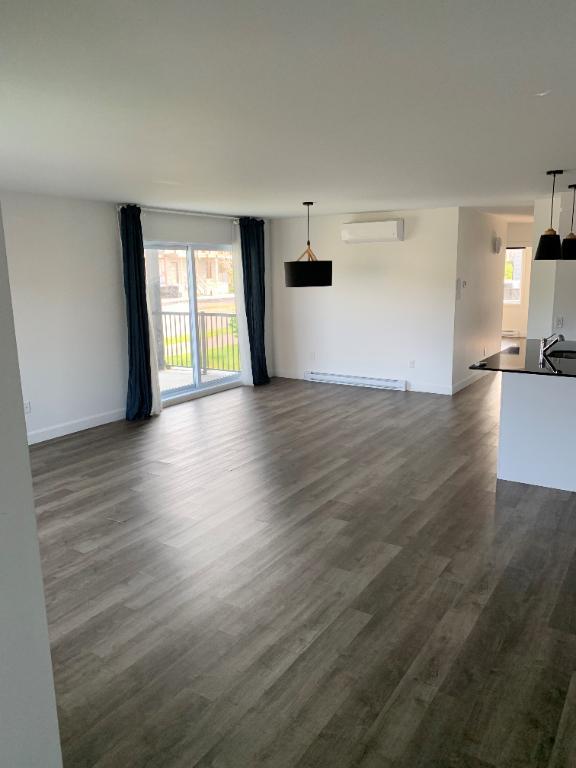 Superbe logement 7 1/2 à St-Nicolas, 1er étage, climatisé, 2 STATIONNEMENTS EXTÉRIEURS INCLUS, LIBRE LE 1ier février 2026. | 3198156