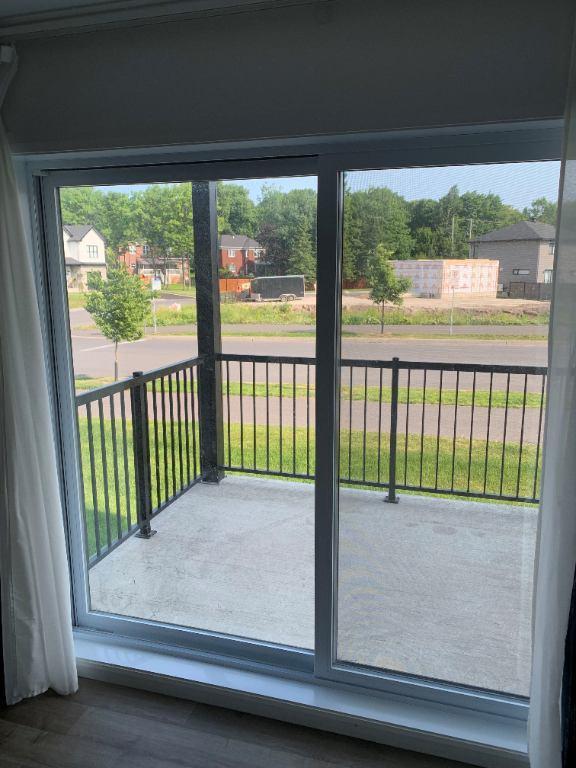 Superbe logement 7 1/2 à St-Nicolas, 1er étage, climatisé, 2 STATIONNEMENTS EXTÉRIEURS INCLUS, LIBRE LE 1ier février 2026. | 3198156