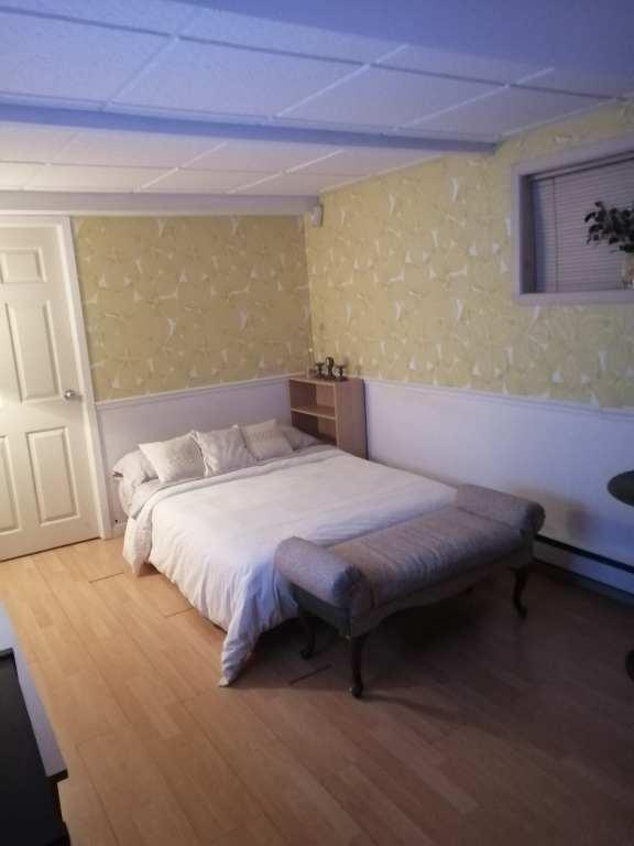 Batcheleur Grand 2 1/2 , Entièrement meublé, clé en main ! (Secteur Boisé du Golf) Secteur Privilégié ! | 3199885