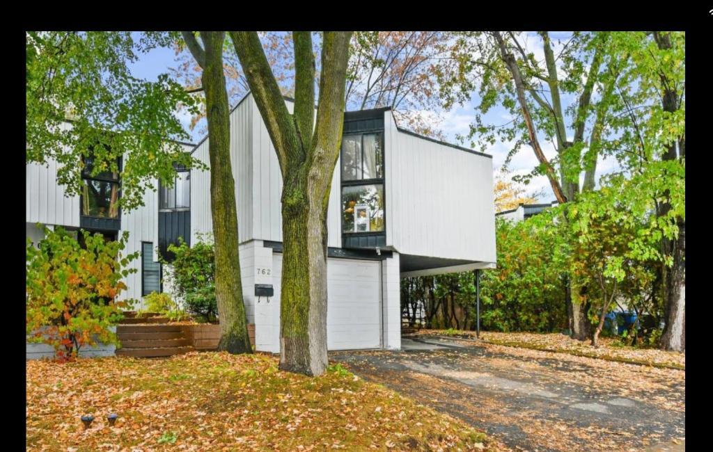 6 1/2 avec cour et garage - près du métro Longueuil | 3198240