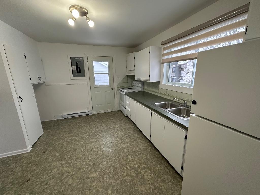 4 1/2 Rivière-Rouge, frigidaire et cuisinière inclus | 3198259