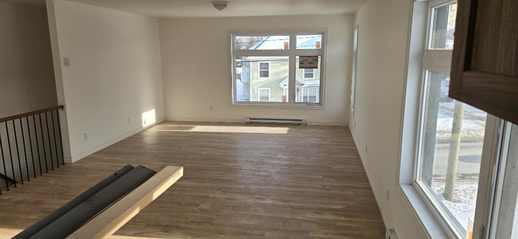 5 1/2 a louer, construction 2025, jamais habité, triplex tranquille proche du centre ville. | 3199898