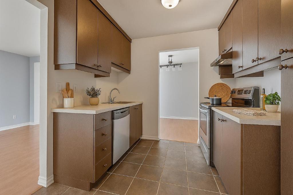 Grand 5 ½ rénové, lumineux, rangement, stationnement inclus | 3199917