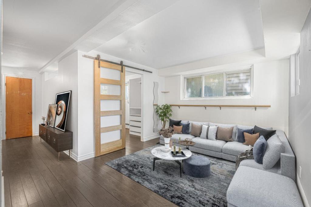 LIBRE 3 1/2 + bureau, chauffé, éclairé, eau chaude, Ahuntsic Montréal Appartement / Condo / logement à louer | 3200253