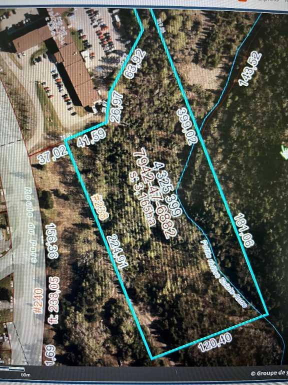 Grand terrain à Sainte Anne Des Monts avec petite rivière. | 3204604