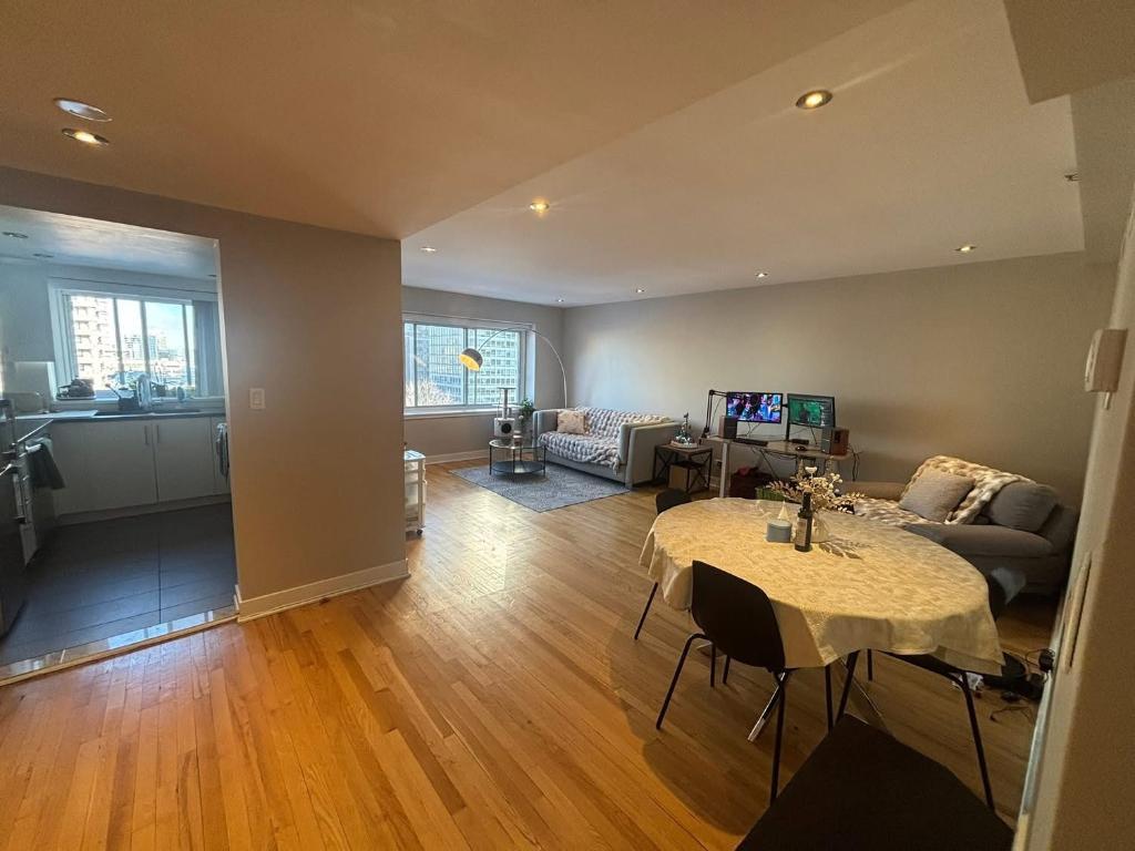 Cession bail – Très grand 3½ SEMI-MEUBLÉ ultra lumineux – Drummond – Métro McGill/Peel – Chauffage/Eau chaude – Animaux OK | 3200636