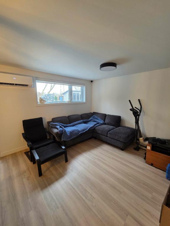 Grand 4½ Neuf 2024 – Demi Sous-sol – Parking – Balcon – Walk-in | 3201049