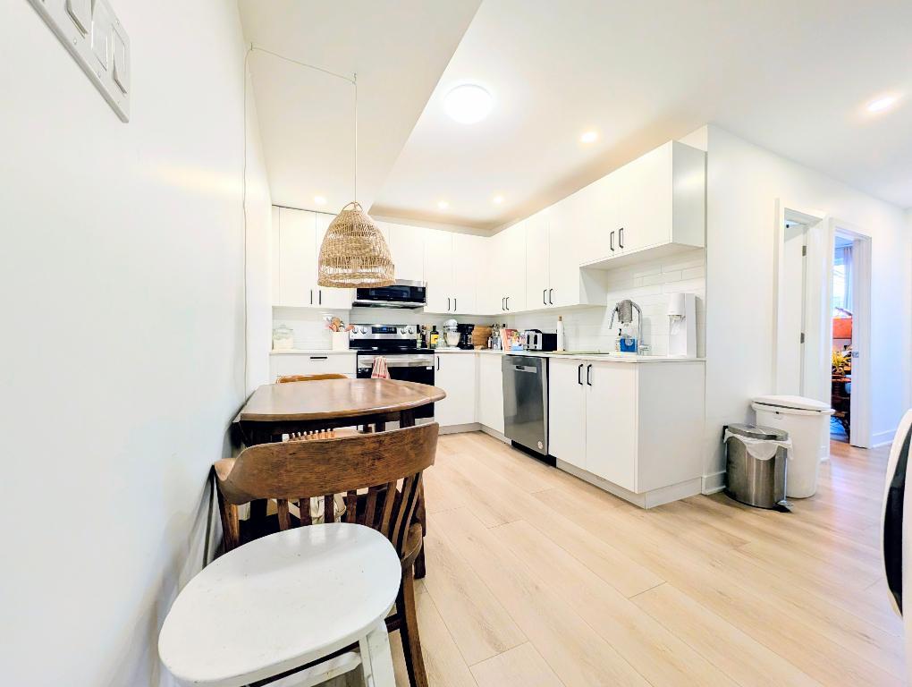 **Because You Deserve Renovated 4 1/2 Parking Included, Metro Lasalle, Verdun** | 3202389